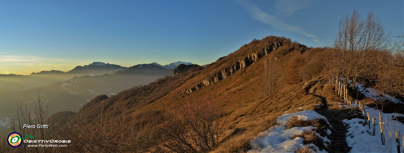 27 Vista panoramica sul sent. 596 in cresta per il Castel Regina.jpg